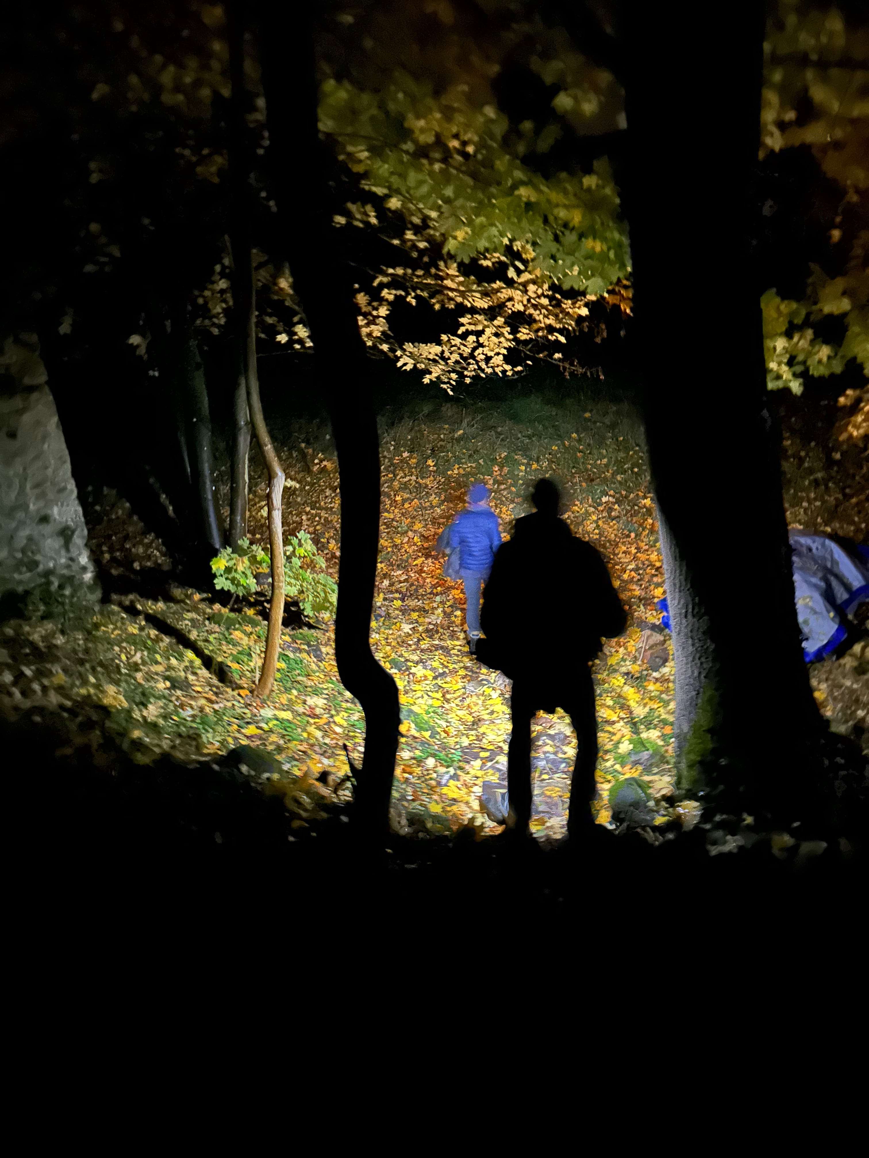 Versammlung von Menschen vor einem Turm