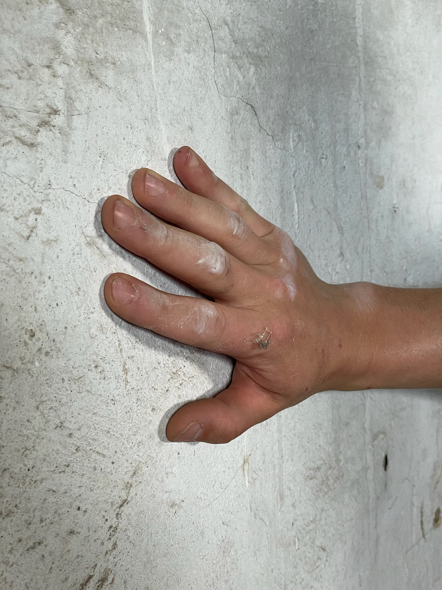 Hand auf einer Wand