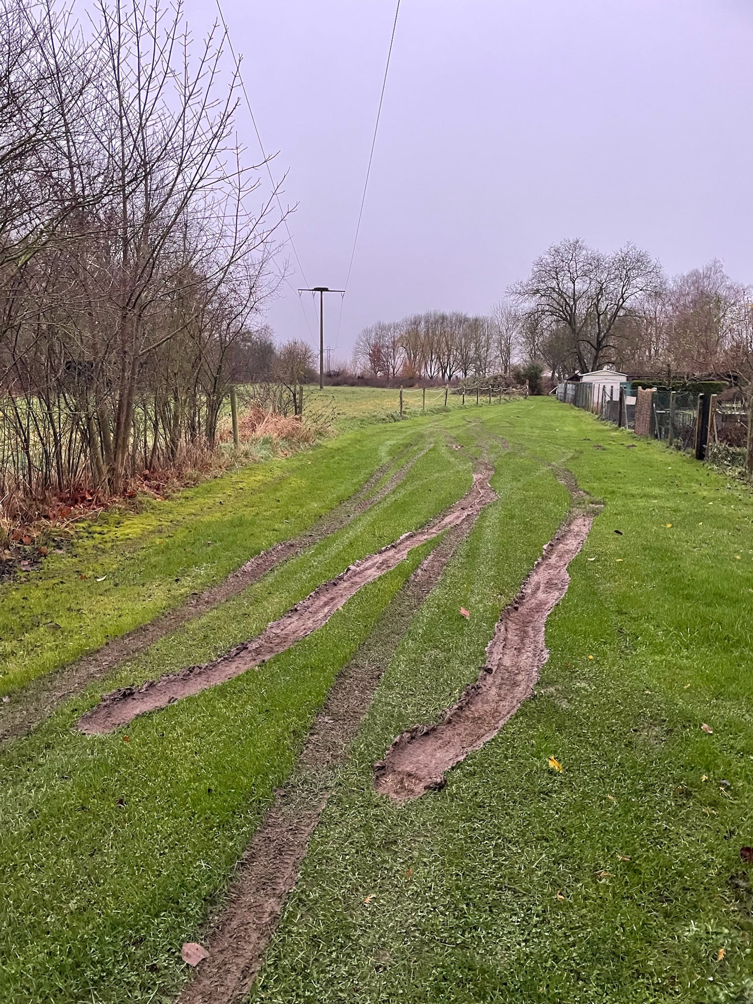 Reifenspuren im Matsch