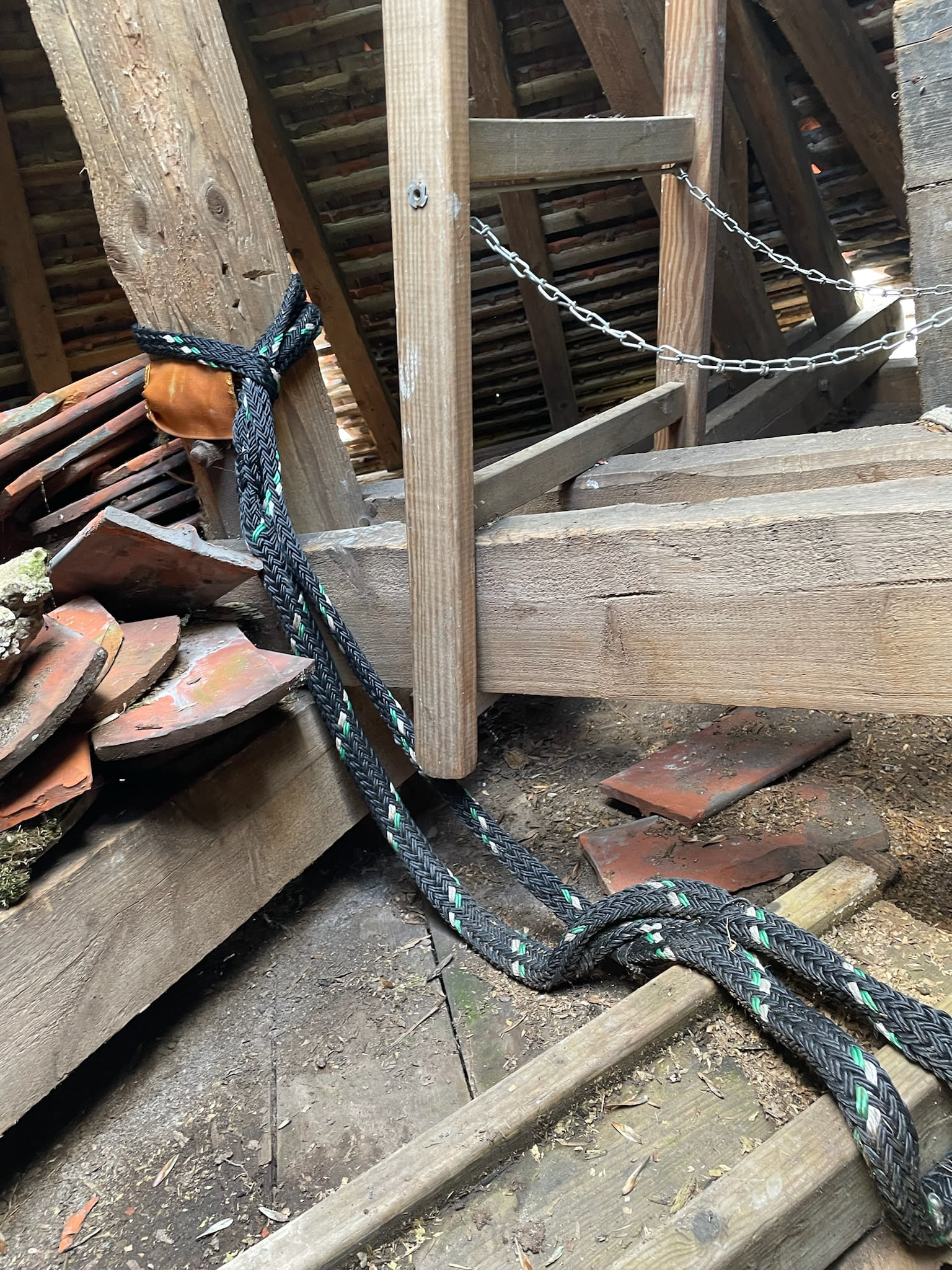 Holz mit Leiter und Strick