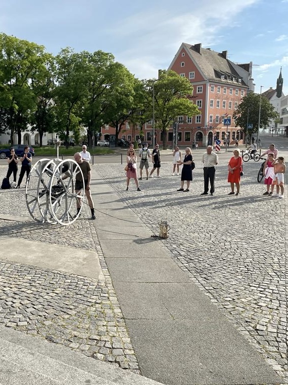 Versammlung von Menschen auf einem Platz